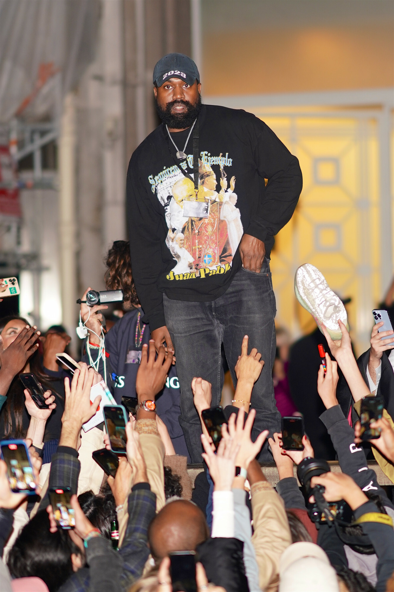 Kanye West w bluzie z Janem Pawłem II i rasistowskim hasłem. Fala oburzenia  - Plejada.pl