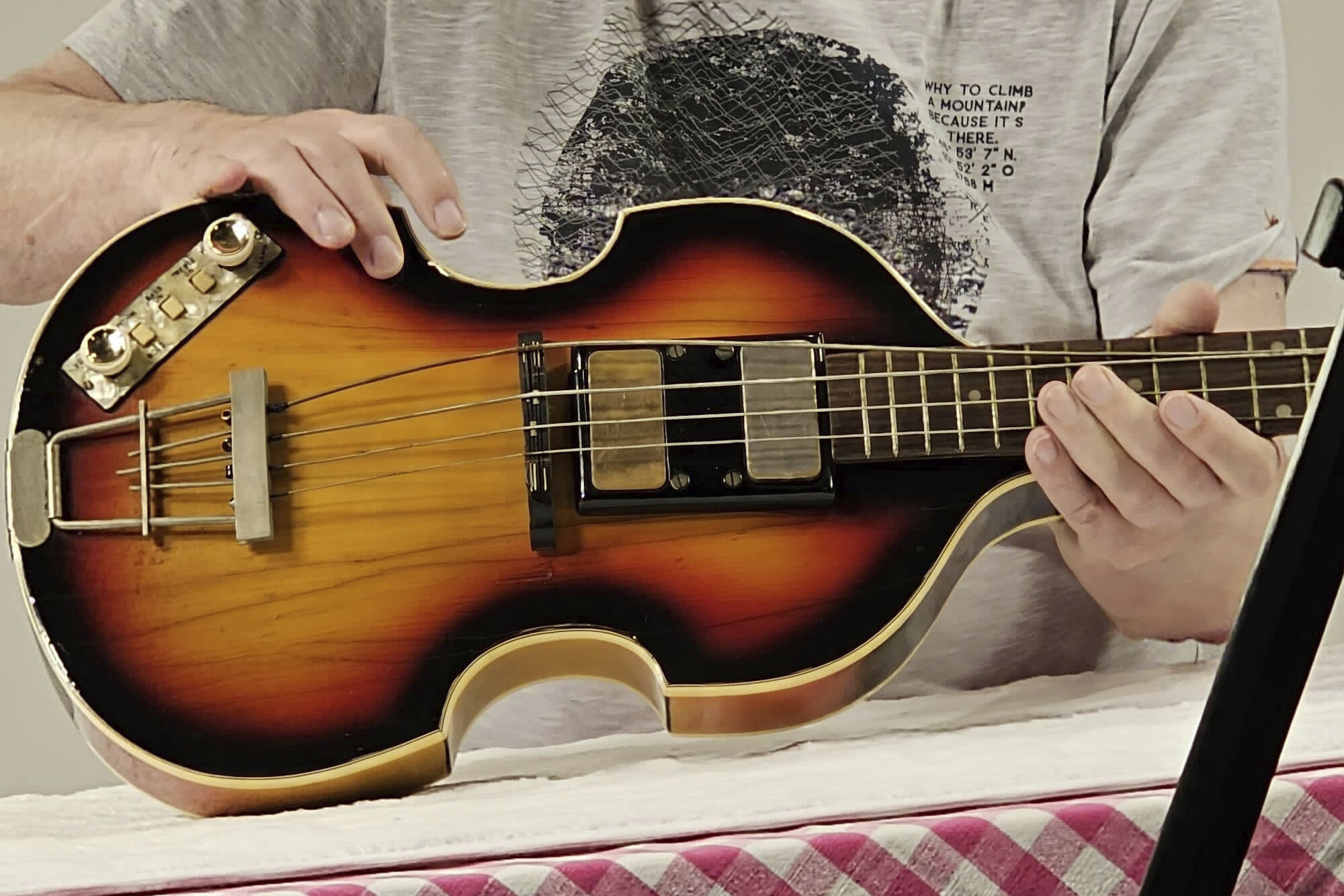 Skradziona gitara Beatlesów McCartneya odnaleziona po 51 latach