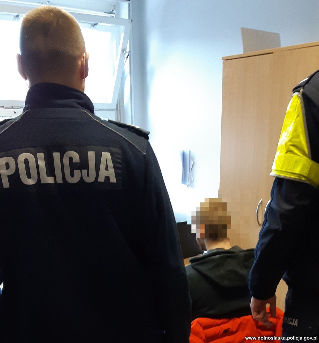 Dolny Śląsk. Policja znalazła u podejrzanych 22 tys. porcji narkotyków -  Wiadomości