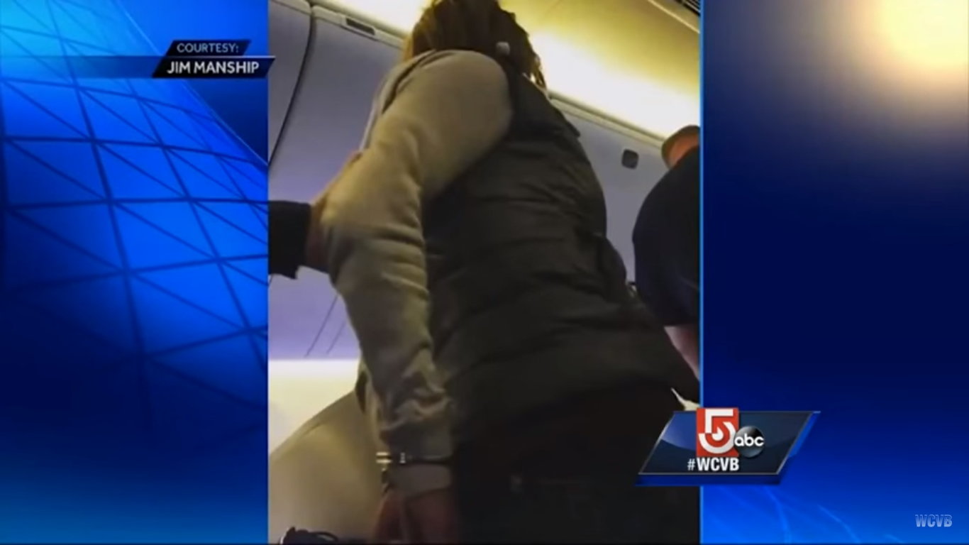 Świat obiegła informacja o 32-letniej Polce, która pijana powodowała problemy na pokładzie samolotu lecącego do Bostonu. Kobieta chciała zapalić papierosa na pokładzie. Najpierw próbowała zrobić to w pokładowej toalecie. Wkrótce postanowiła jednak otworzyć drzwi lecącego samolotu. (Onet.tv/#ToKręcimy)