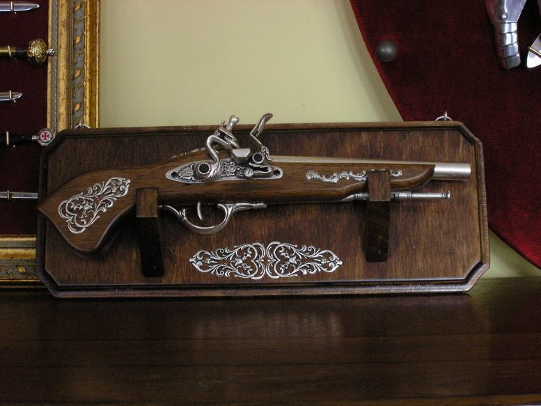 WŁOCHY PIĘKNIE ZDOBIONY PISTOLET SKAŁKOWY NA ZAWIESZCE