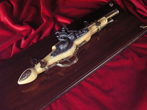 Hiszpania NIETYPOWY PISTOLET SKAŁKOWY WRAZ Z DREWNIANĄ ZAWIESZKĄ