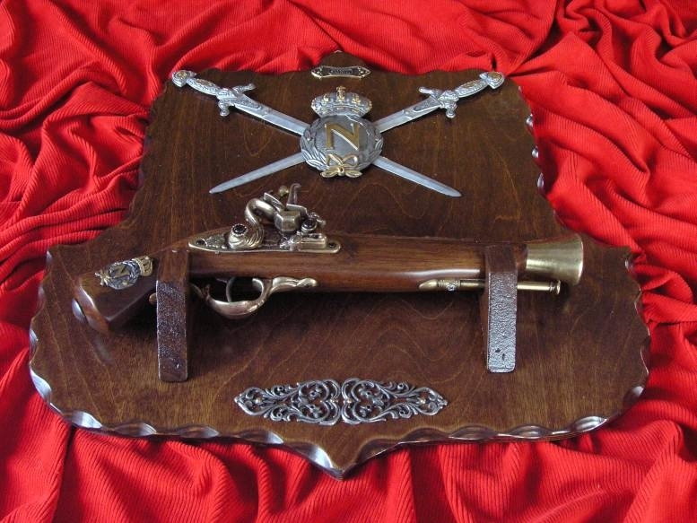 WŁOCHY PISTOLET NAPOLEOŃSKI NA DREWNIE Z HERBEM I DWOMA MIECZAMI