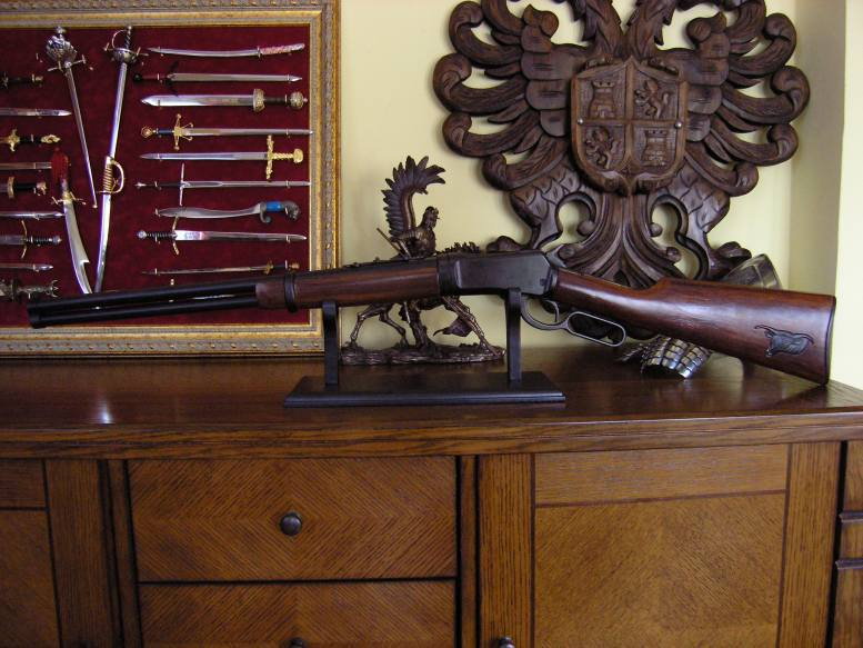 Hiszpania CZARNA STRZELBA WINCHESTER Z GŁOWĄ BIZONA REPLIKI BRONI PALNEJ