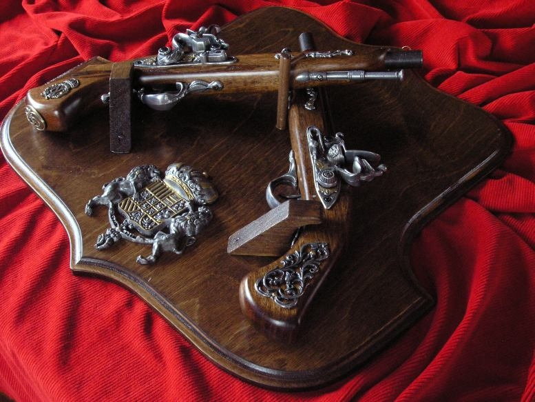 WŁOCHY ZESTAW PISTOLETÓW Z HERBEM NA DREWNIE