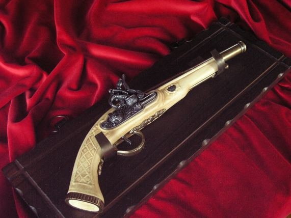 Hiszpania DAWNY PISTOLET SKAŁKOWY WRAZ Z DREWNIANĄ ZAWIESZKĄ