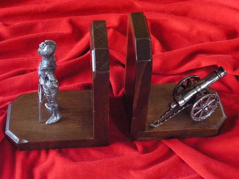 WŁOCHY PODPÓRKI DO KSIĄŻEK Z ARMATKĄ I RYCERZEM