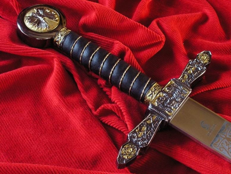 Płatnerze hiszpańscy PEŁEN SYMBOLI MIECZ MASOŃSKI Z OZDOBNĄ RĘKOJEŚCIĄ