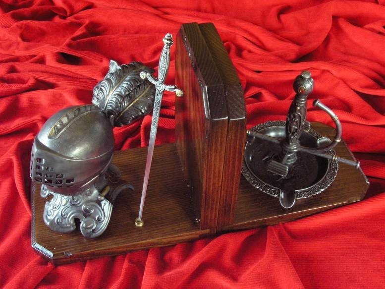 WŁOCHY PODPÓRKI DO KSIĄŻEK GŁOWA RYCERZA I POPIELNICA