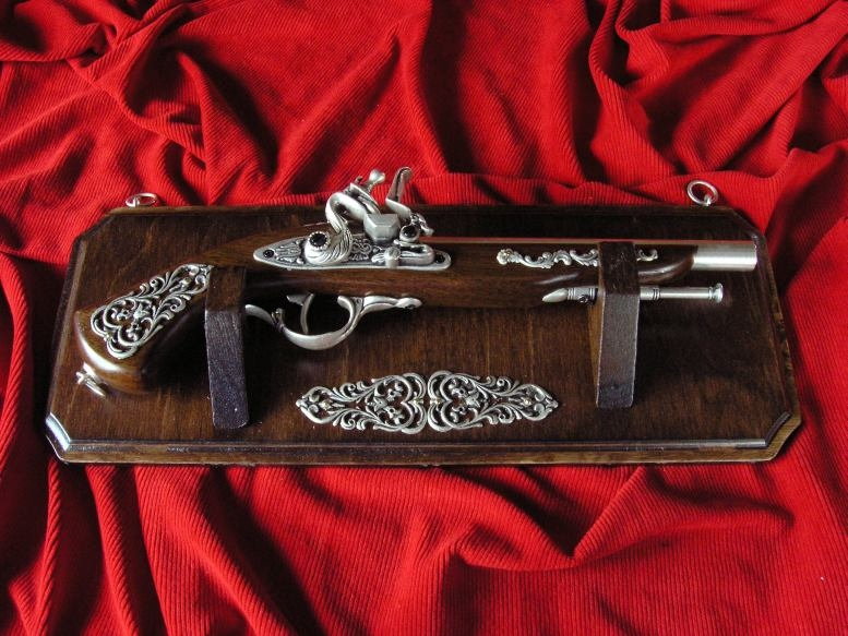 WŁOCHY DREWNIANE TABLO Z PISTOLETEM SKAŁKOWYM