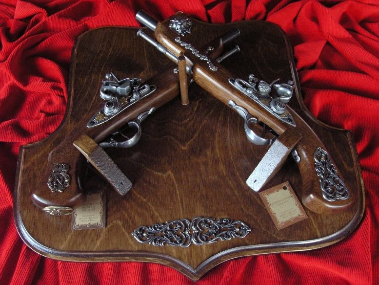 WŁOCHY ZESTAW PISTOLETÓW SKAŁKOWYCH NA DREWNIANEJ ZAWIESZCE