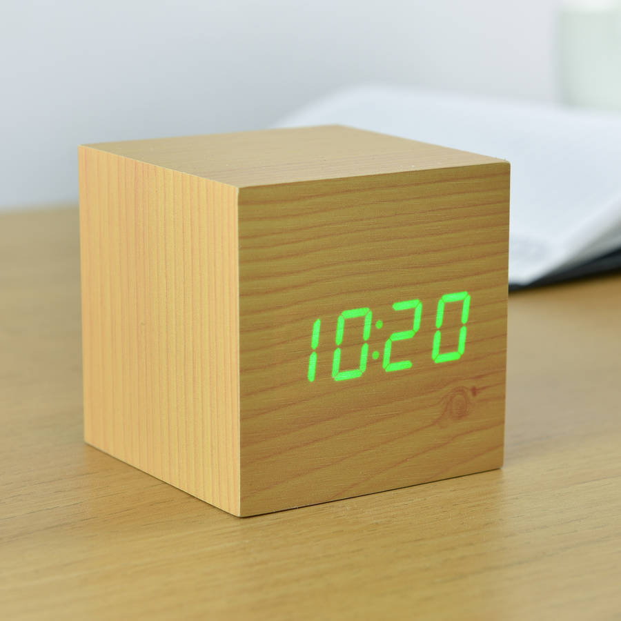 Gingko Zegar stołowy, budzik Cube Beech Click Clock / Green LED by GK08G11