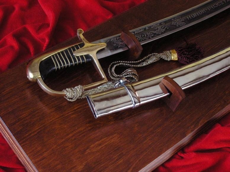 Płatnerze hiszpańscy Szabla polska OFICERSKA wz.1921 z pochwą na tablo- replika
