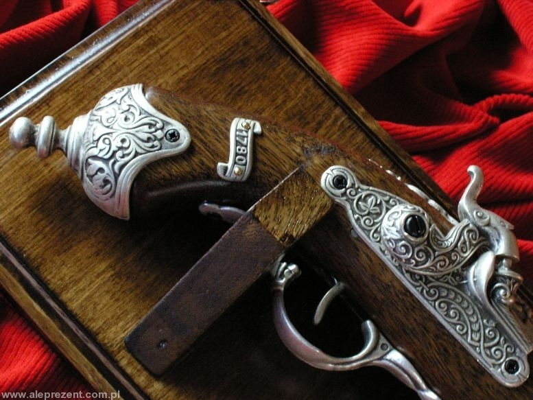 WŁOCHY ZDOBIONY KAPISZONOWY GARŁACZ NA ZAWIESZCE