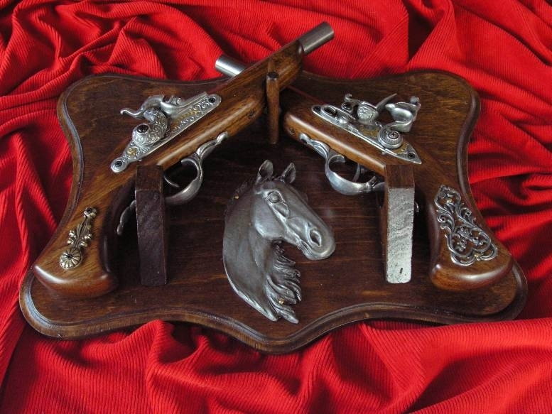 WŁOCHY DWA PISTOLETY NA DREWNiE Z GŁOWĄ KONIA