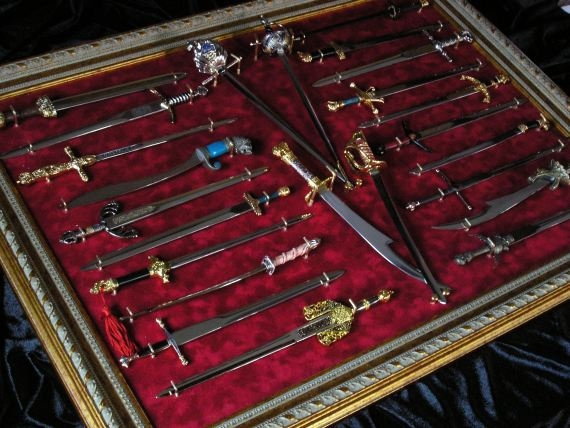 Płatnerze hiszpańscy DUŻA RAMA ORAZ 24 MIECZE Z RÓŻNYCH EPOK