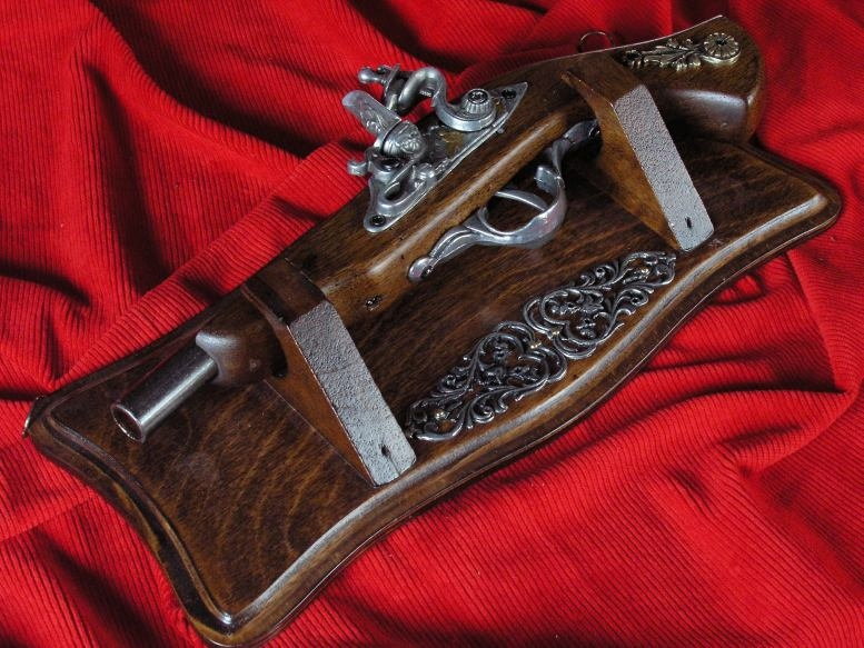 WŁOCHY DREWNIANA ZAWIESZKA Z PISTOLETEM SKAŁKOWYM