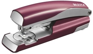 Esselte ZSZYWACZ średni metalowy LEITZ Style 30 kartek ciemnoczerwony ES1101-3