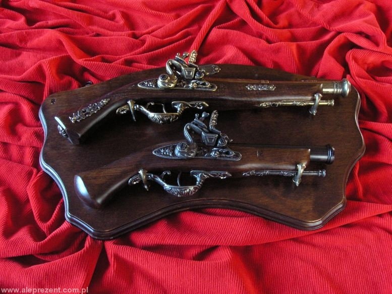 WŁOCHY HISTORYCZNY ZESTAW PISTOLETÓW SKŁAKOWYCH NA DREWNIE