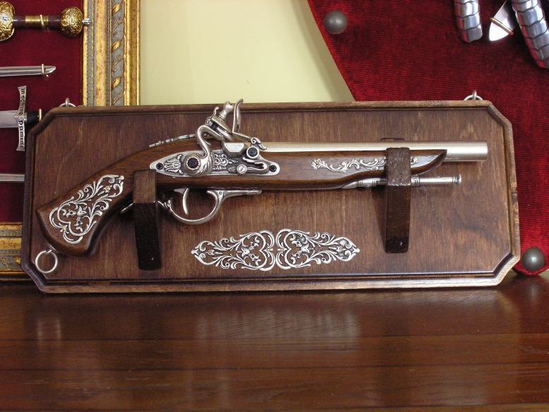 WŁOCHY ZDOBIONY PISTOLET SKAŁKOWY NA ZAWIESZCE