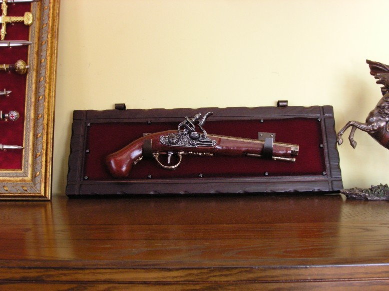 Hiszpania PISTOLET SKAŁKOWY NA DREWNIANEJ ZAWIESZCE z 1781 r.