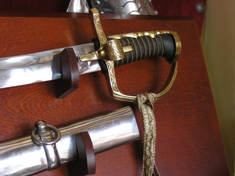 Płatnerze hiszpańscy GŁADKA POLSKA SZABLA HUSARSKA Z PALUCHEM Z POCHWĄ NA TABLO