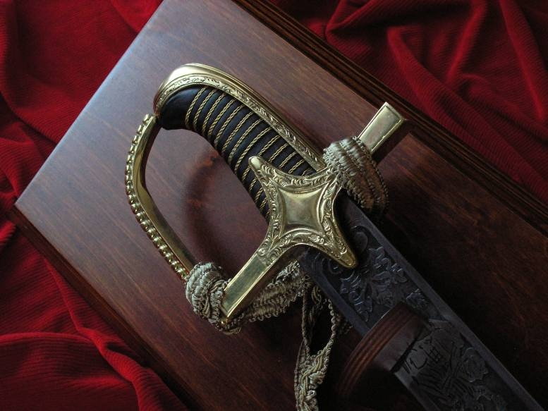 Płatnerze hiszpańscy HISTORYCZNA REPLIKA BRONI - SZABLA HUSARSKA 1750r PLUS TABL