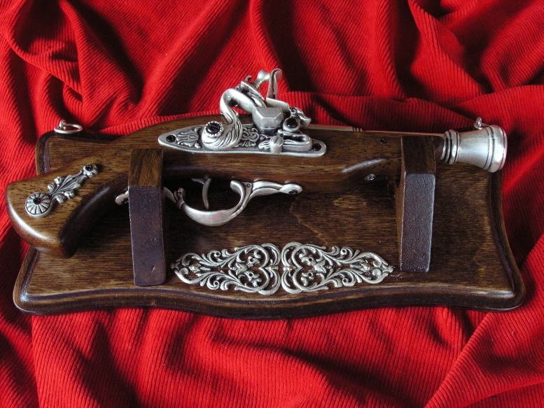 WŁOCHY HISTORYCZNY GARŁACZ NA DREWNIANYM TABLO