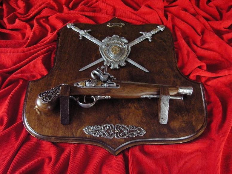 WŁOCHY HISTORYCZNY PISTOLET NA TABLO Z DWOMA MIECZAMI