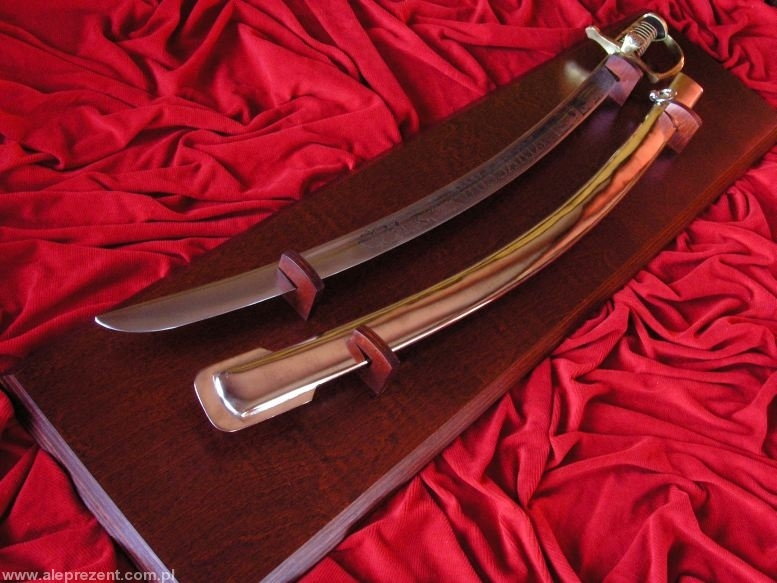 Płatnerze hiszpańscy HISTORYCZNA SZABLA HUSARSKA Z XVII W Z POCHWĄ NA TABLO