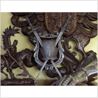 Hiszpania HERBOWA PANOPLIA Z NAPIERŚNIKIEM I MIECZAMI