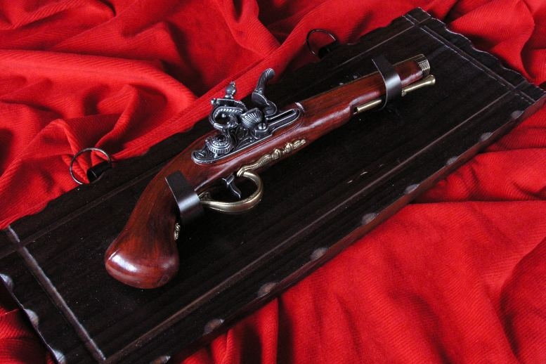 Hiszpania Pistolet SKAŁKOWY NA DREWNIANEJ ZAWIESZCE Z 1781r
