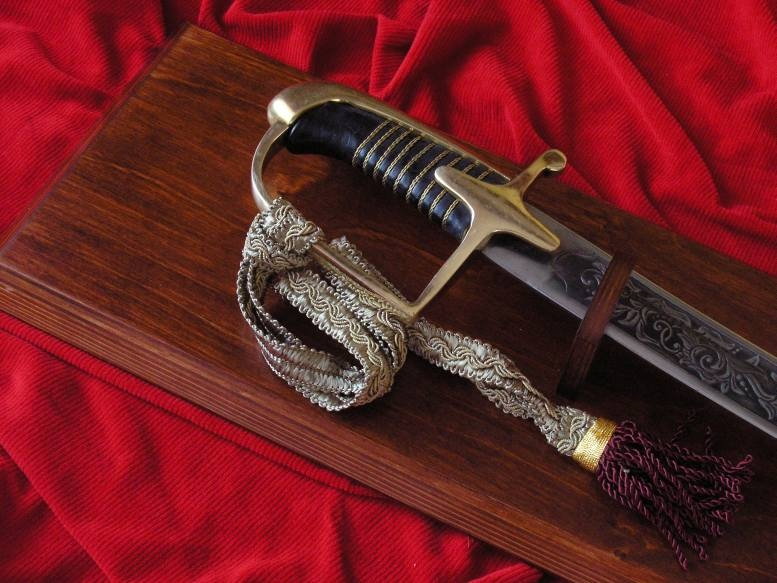 Płatnerze hiszpańscy Tablo razem z repliką szabli polskiej oficerskiej wz 1921