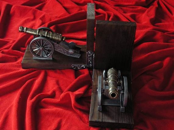 Hiszpania PRAKTYCZNE PODPÓRKI DO KSIĄŻEK Z ARMATKAMI