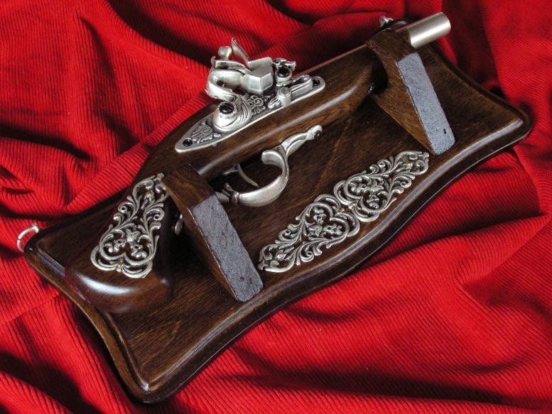 WŁOCHY HISTORYCZNY PISTOLET SKAŁKOWY NA DREWNIANEJ ZAWIESZCE