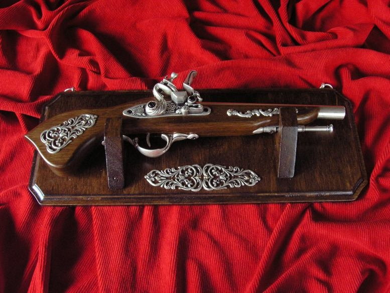 WŁOCHY DAWNY PISTOLET SKAŁKOWY NA DREWNIANEJ ZAWIESZCE