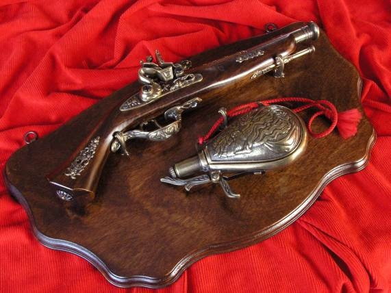 WŁOCHY TABLO Z PISTOLETEM SKAŁKOWYM ORAZ PROCHOWNICĄ XVIIw