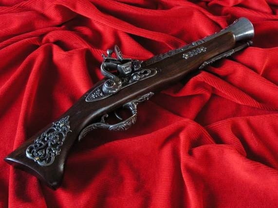 WŁOCHY BOGATO ZDOBIONY WŁOSKI GARŁACZ SKAŁKOWY