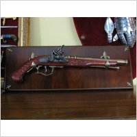 Hiszpania MYŚLIWSKI PISTOLET SKAŁKOWY NA DREWNIANEJ ZAWIESZCE