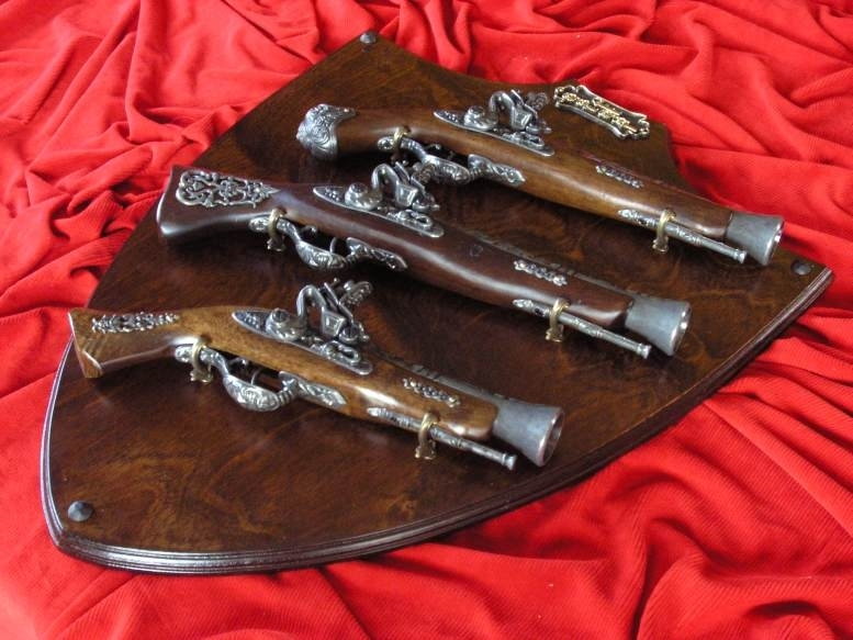 WŁOCHY TRZY PISTOLETY SKAŁKOWE NA DREWNIANEJ ZAWIESZCE