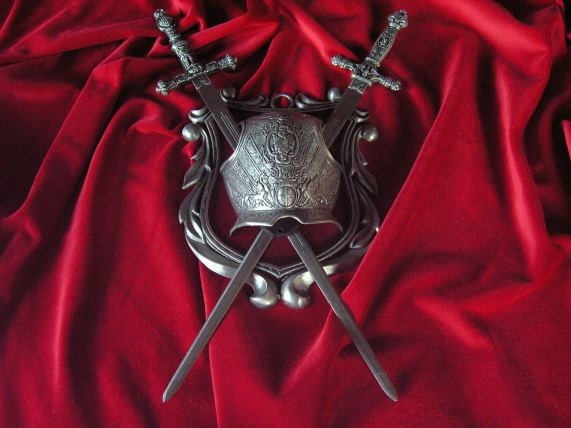 Hiszpania HERBOWA DAWNA PANOPLIA, NAPIERŚNIK, DWA MIECZE