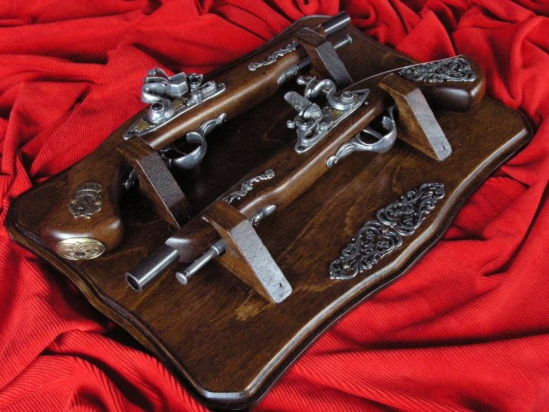 WŁOCHY DREWNIANA ZAWIESZKA Z DWOMA PISTOLETAMI SKAŁKOWYMI