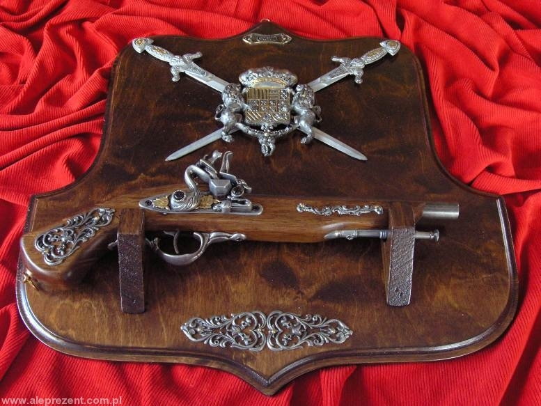 WŁOCHY PISTOLET NA DREWNIE - HERB I DWA MIECZE