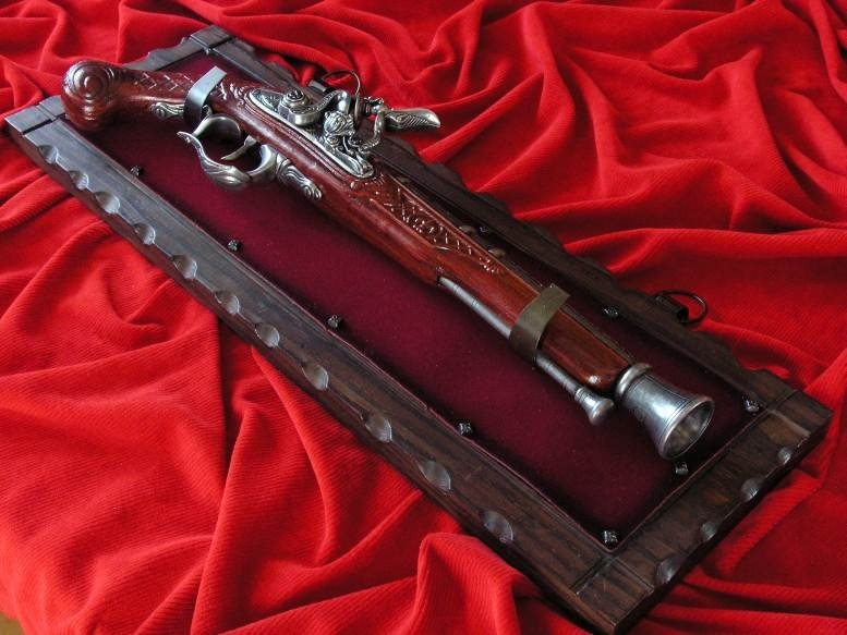 Hiszpania DŁUGI MYŚLIWSKI GARŁACZ NA DREWNIANEJ ZAWIESZCE