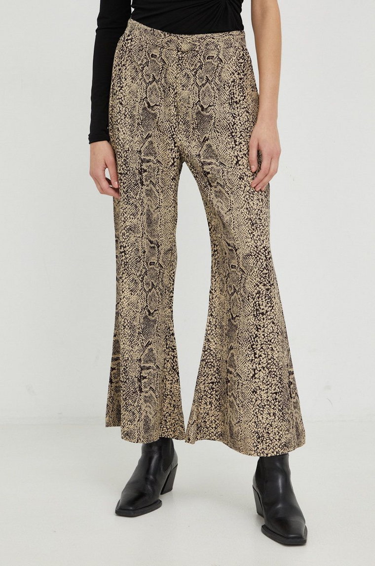 By Malene Birger spodnie damskie kolor brązowy dzwony high waist