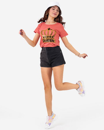 Koralowy damski t-shirt z koroną i cekinami - Odzież