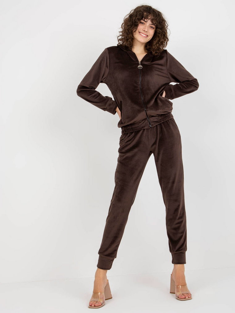 Komplet welurowy ciemny brązowy casual bluza i spodnie kaptur rękaw długi nogawka ze ściągaczem długość długa kieszenie