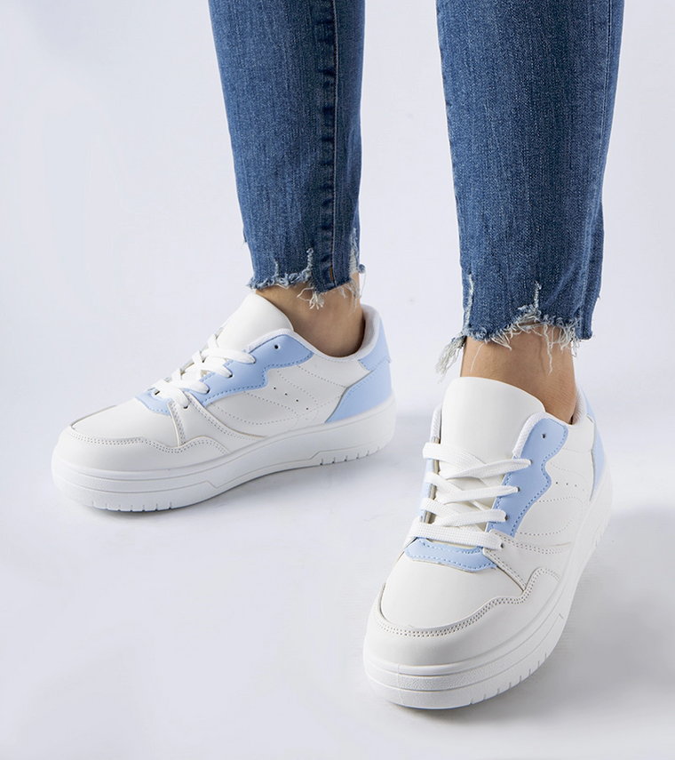 Białe sneakersy z niebieskim akcentem Fournie