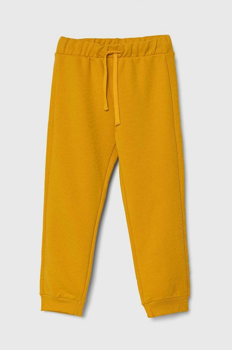United Colors of Benetton spodnie dresowe dziecięce kolor żółty z nadrukiem