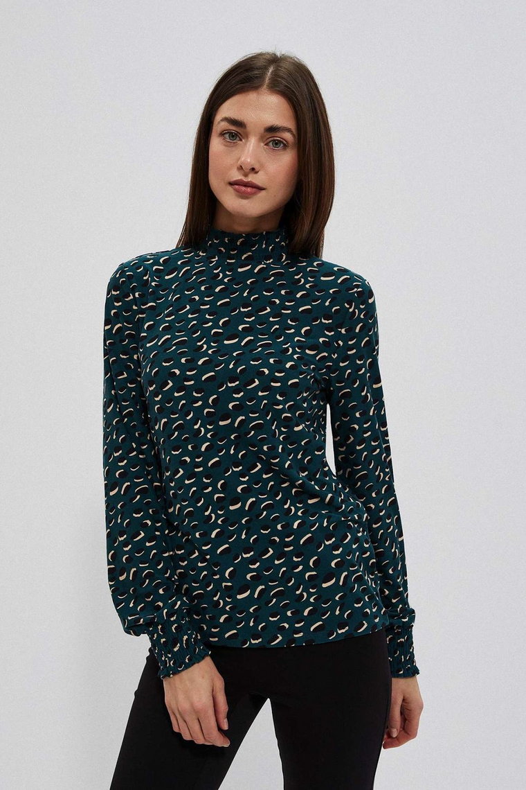 Zielona bluzka damska z długim rękawem i geometrycznym wzorem